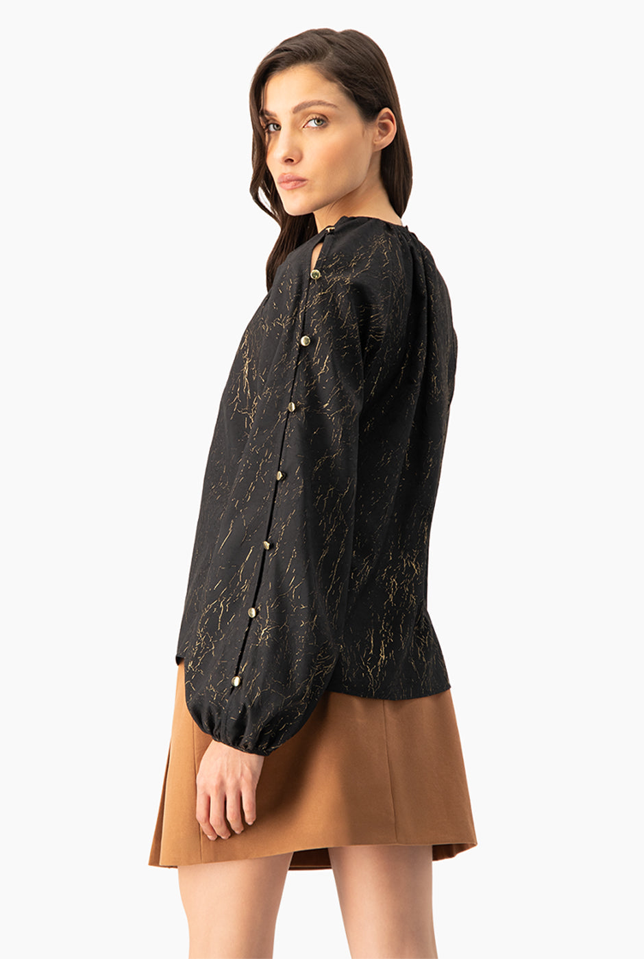 Blusa negra de manga larga con botones y estampado dorado