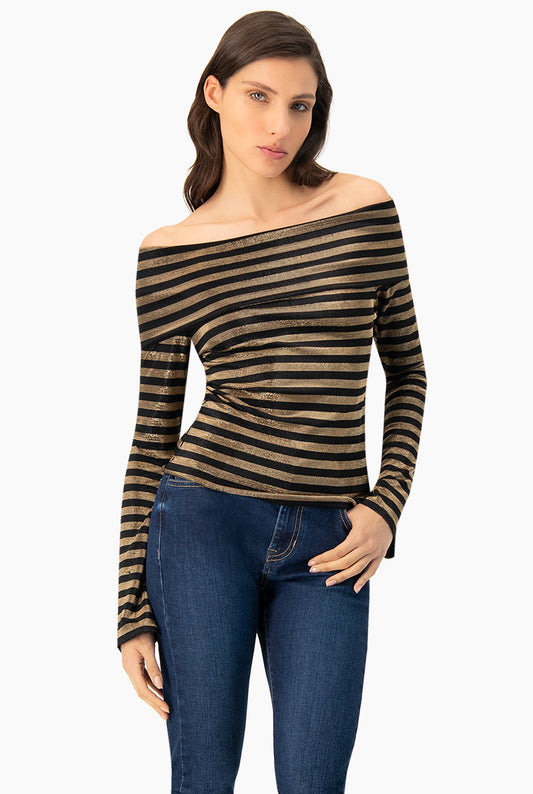 Blusa negra de escote bardot con rayas horizontales