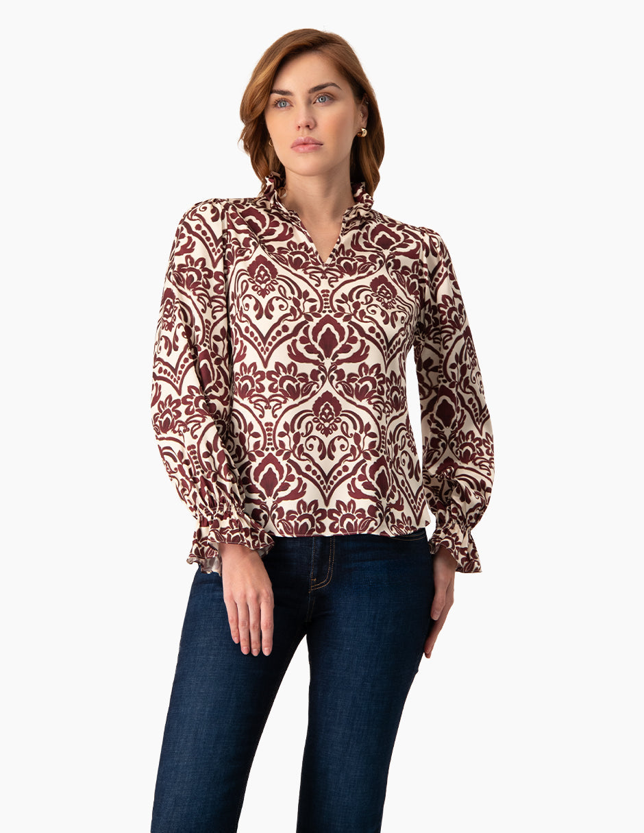 Blusa vino con estampado floral, cuello alto y escote en V