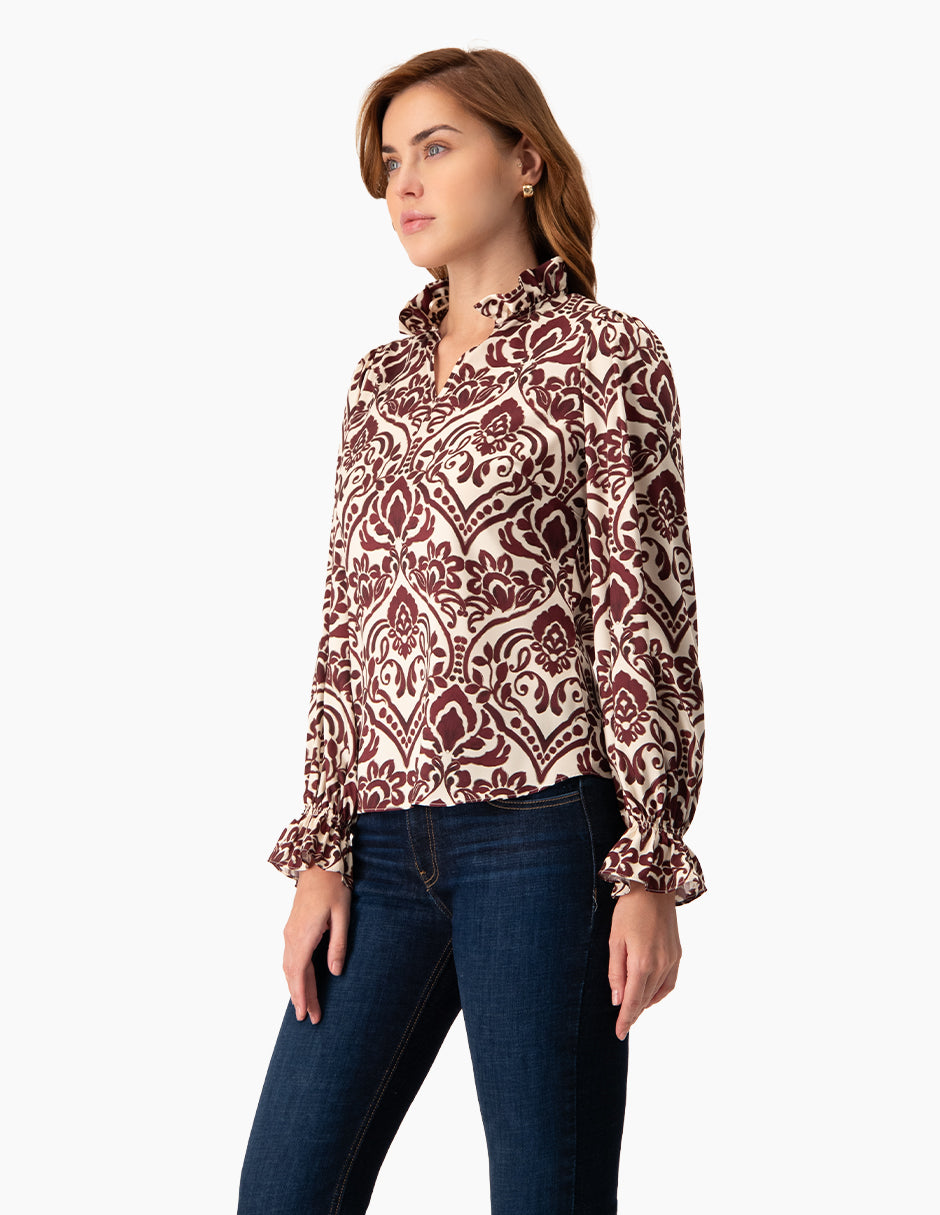 Blusa vino con estampado floral, cuello alto y escote en V