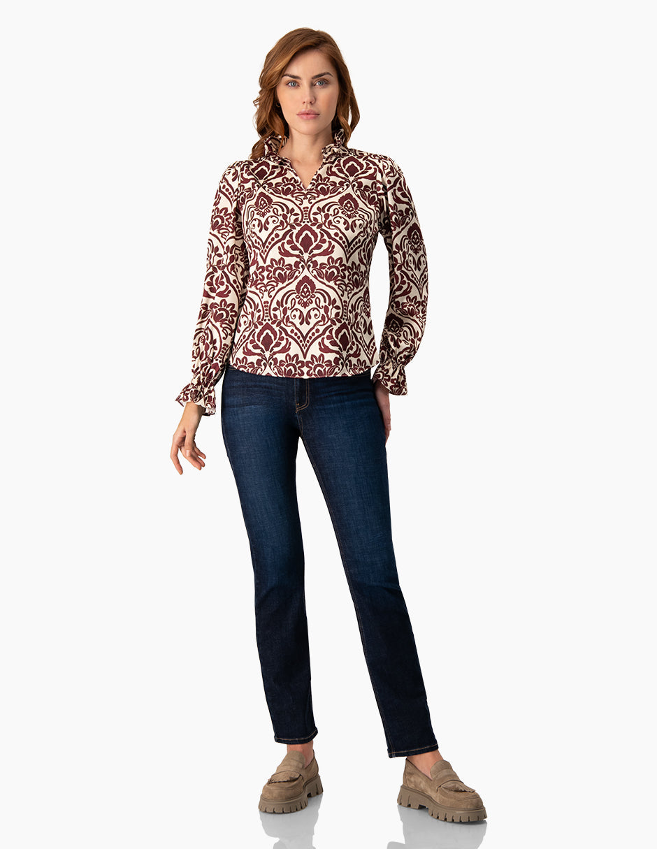 Blusa vino con estampado floral, cuello alto y escote en V