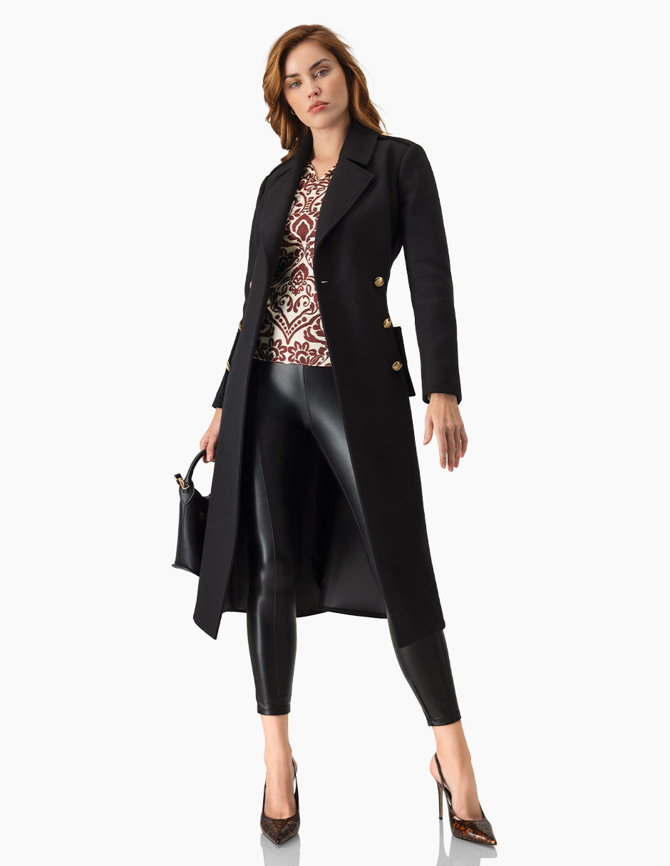 Blusa vino con estampado floral, cuello alto y escote en V