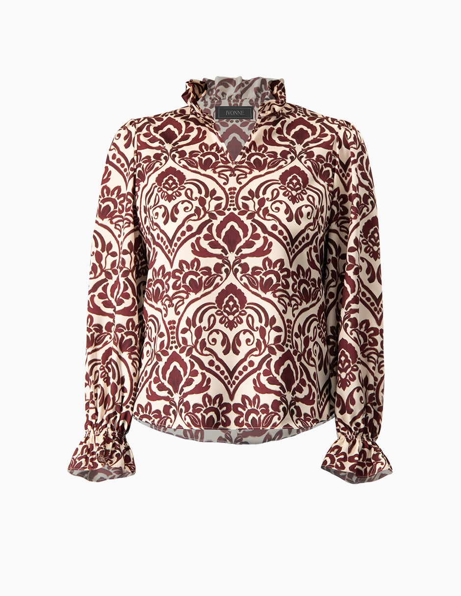 Blusa vino con estampado floral, cuello alto y escote en V