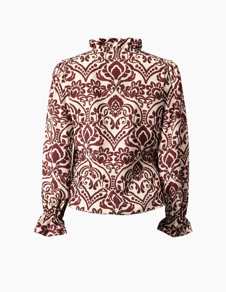 Blusa vino con estampado floral, cuello alto y escote en V