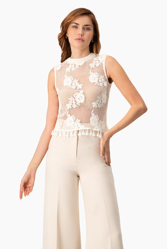 Blusa marfil recta tejida sin mangas con flecos en el bajo