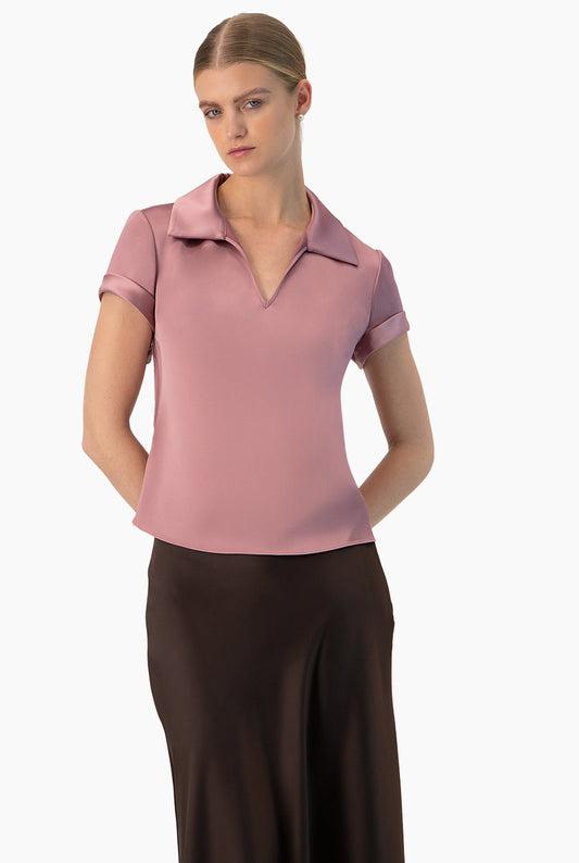 Blusa lisa rosa oscuro con cuello camisero y mangas cortas