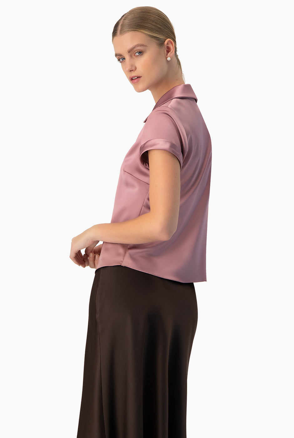 Blusa lisa rosa oscuro con cuello camisero y mangas cortas