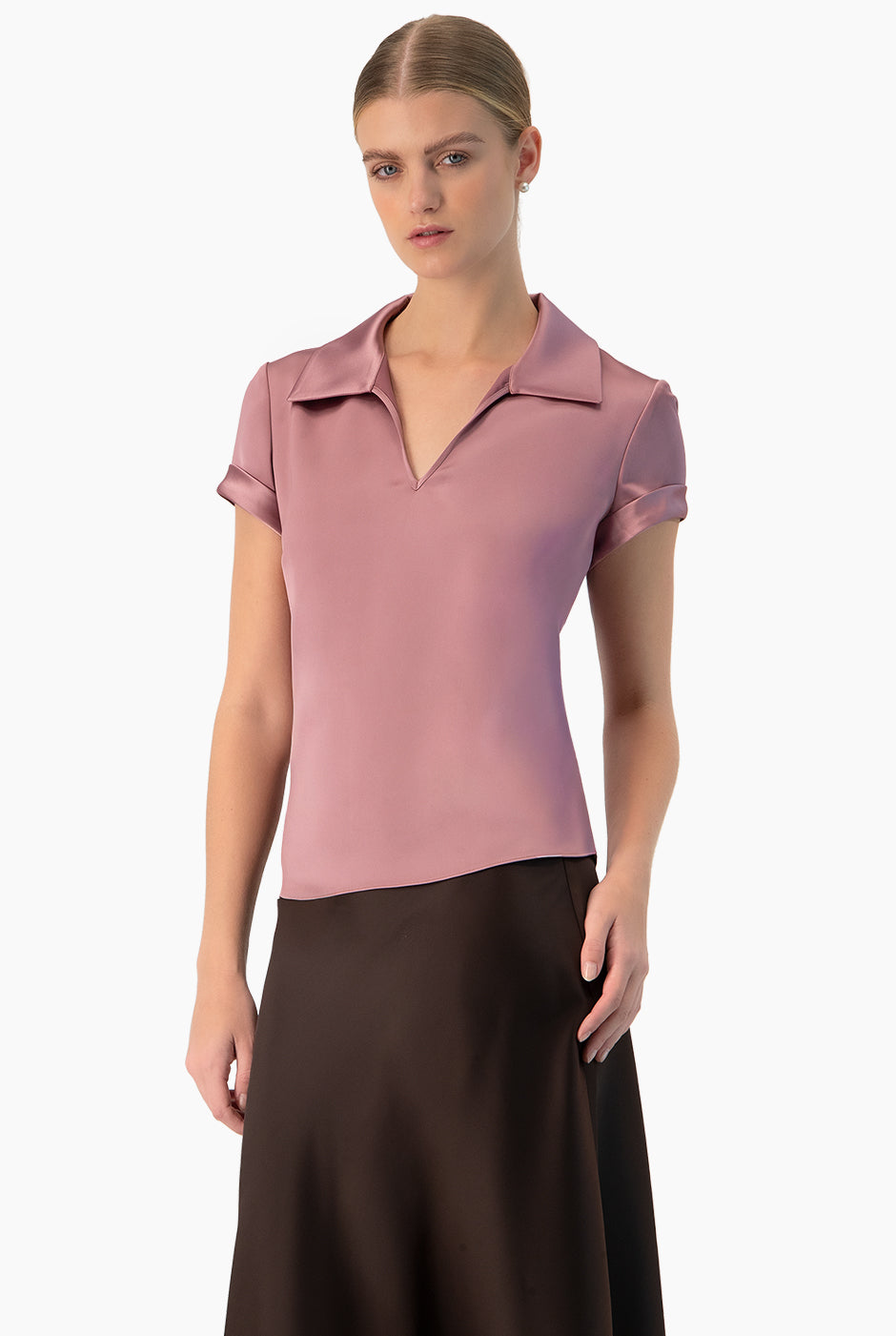 Blusa lisa rosa oscuro con cuello camisero y mangas cortas