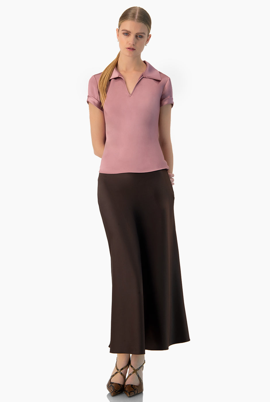 Blusa lisa rosa oscuro con cuello camisero y mangas cortas