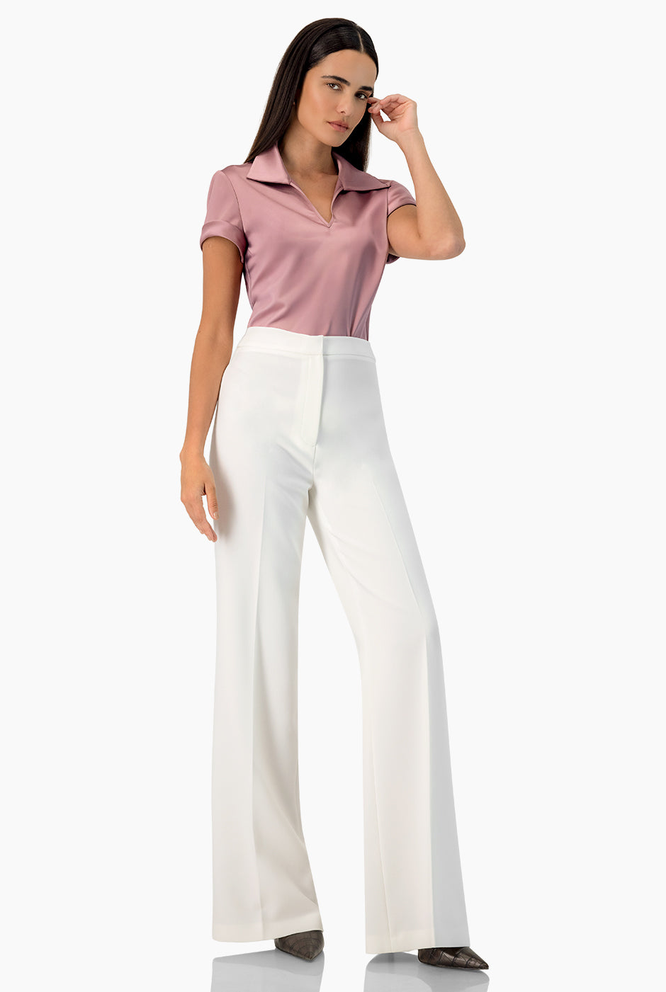 Blusa lisa rosa oscuro con cuello camisero y mangas cortas