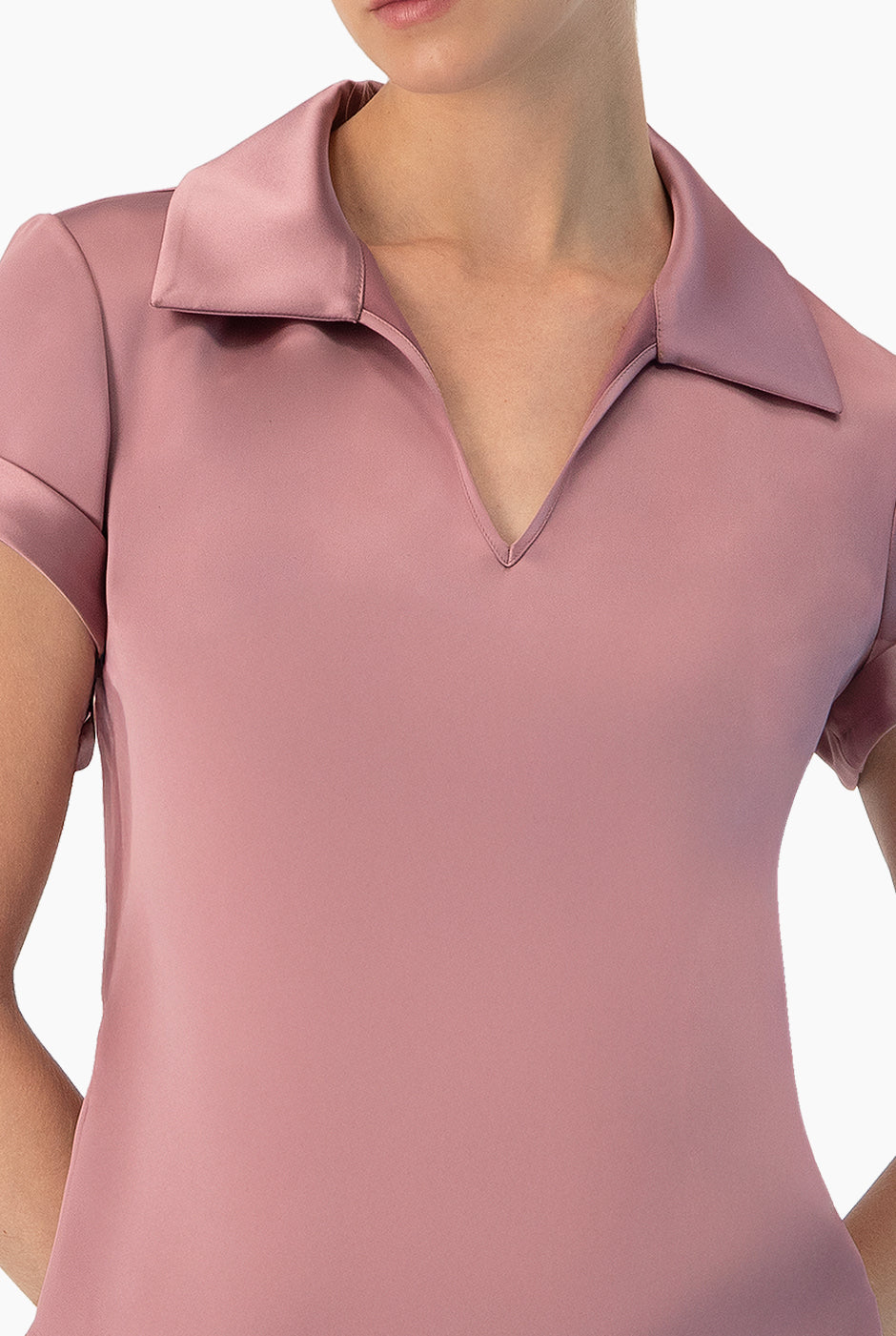 Blusa lisa rosa oscuro con cuello camisero y mangas cortas