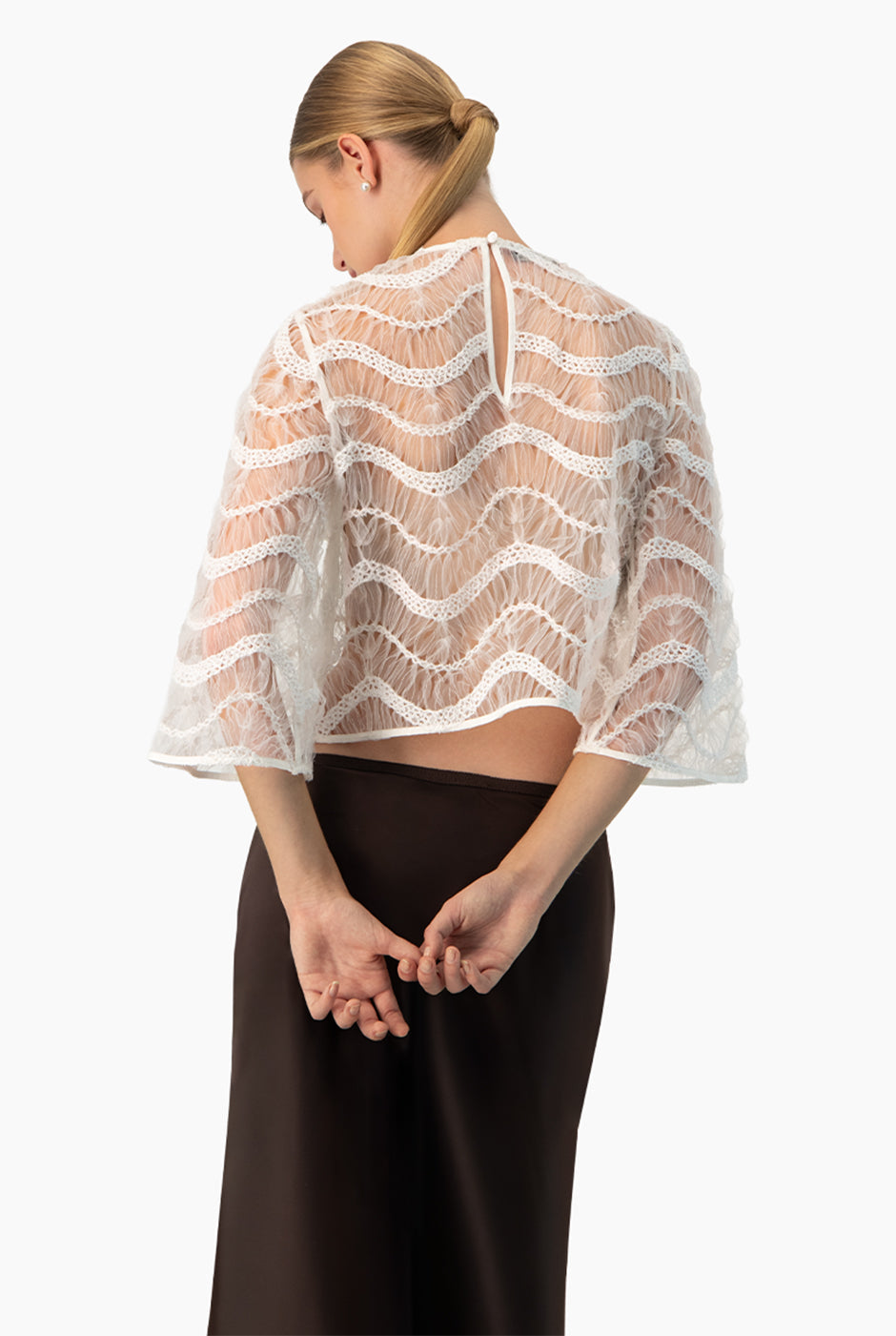 Blusa marfil transparente con mangas acampanadas y patrón de ondas