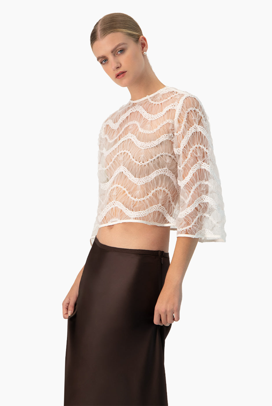 Blusa marfil transparente con mangas acampanadas y patrón de ondas