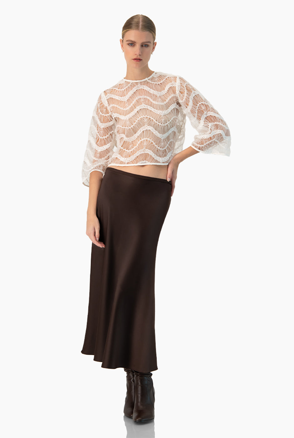 Blusa marfil transparente con mangas acampanadas y patrón de ondas