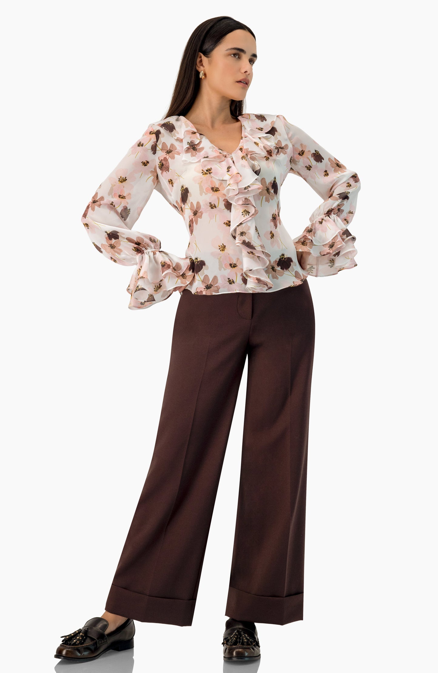 Blusa estampada multicolor con escote en V y olanes