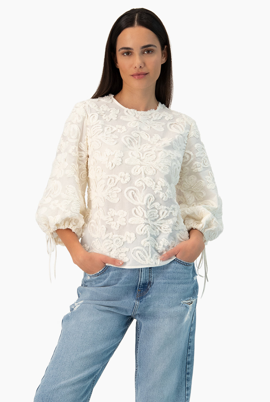 Blusa marfil con amarre y bordados florales en encaje.