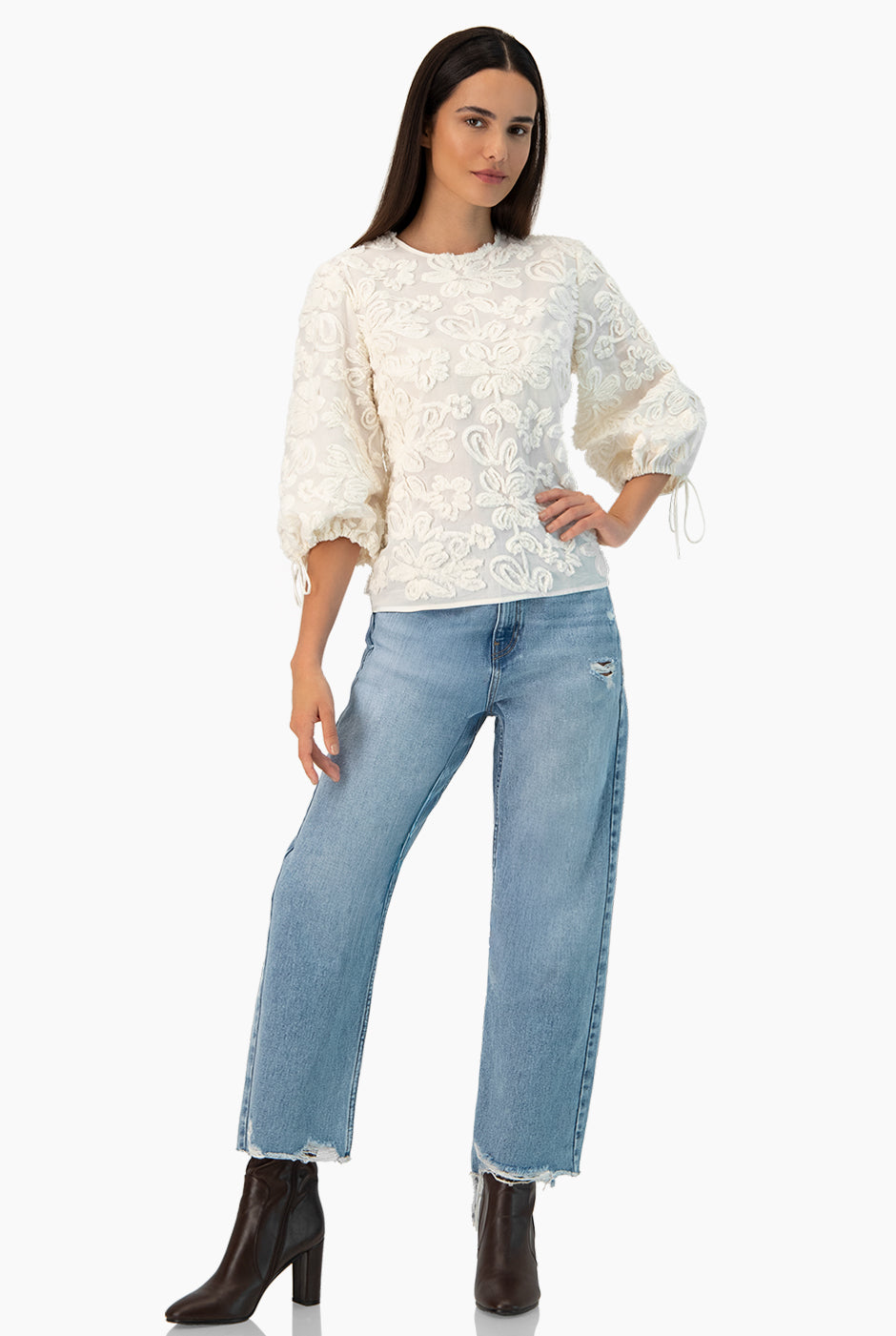 Blusa marfil con amarre y bordados florales en encaje.