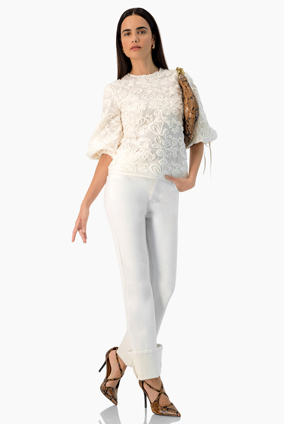 Blusa marfil con amarre y bordados florales en encaje.