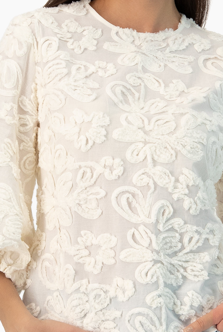 Blusa marfil con amarre y bordados florales en encaje.