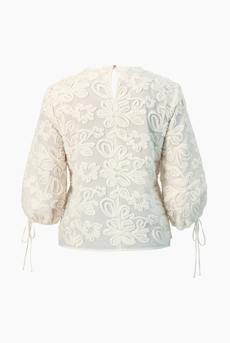 Blusa marfil con amarre y bordados florales en encaje.