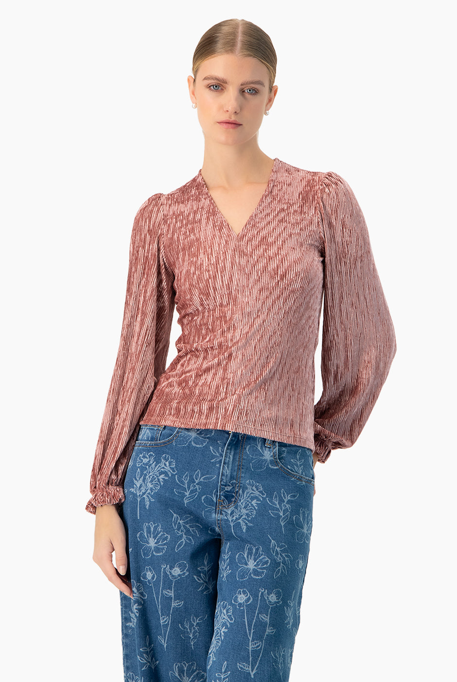 Blusa plisada rosa obscuro con escote en V y mangas largas
