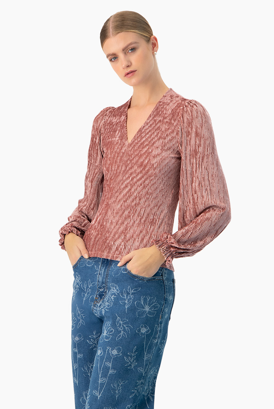 Blusa plisada rosa obscuro con escote en V y mangas largas