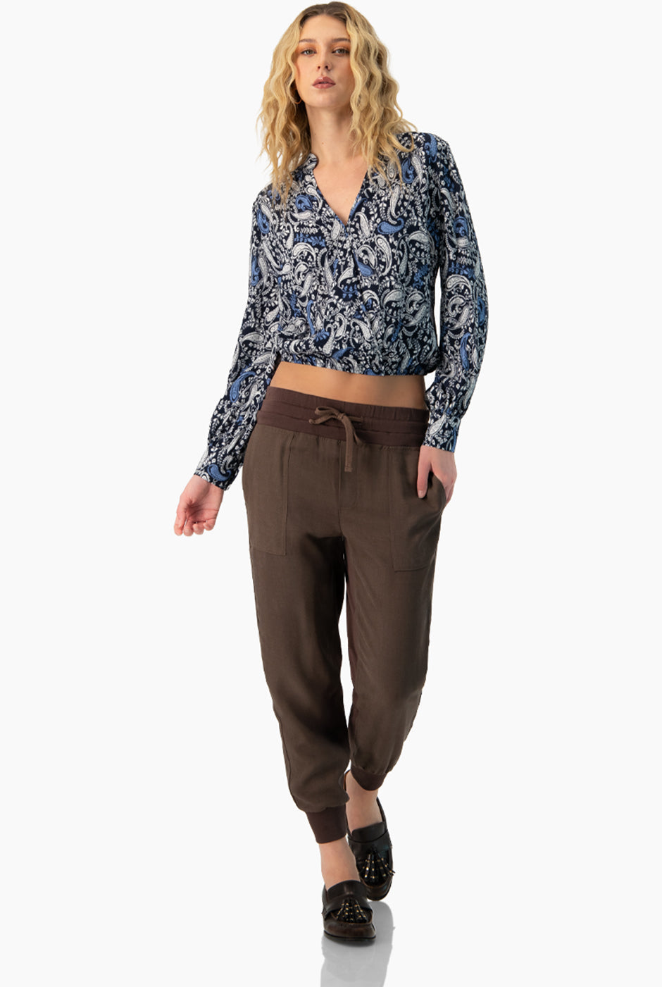 Blusa azul marino con estampado paisley y escote en V