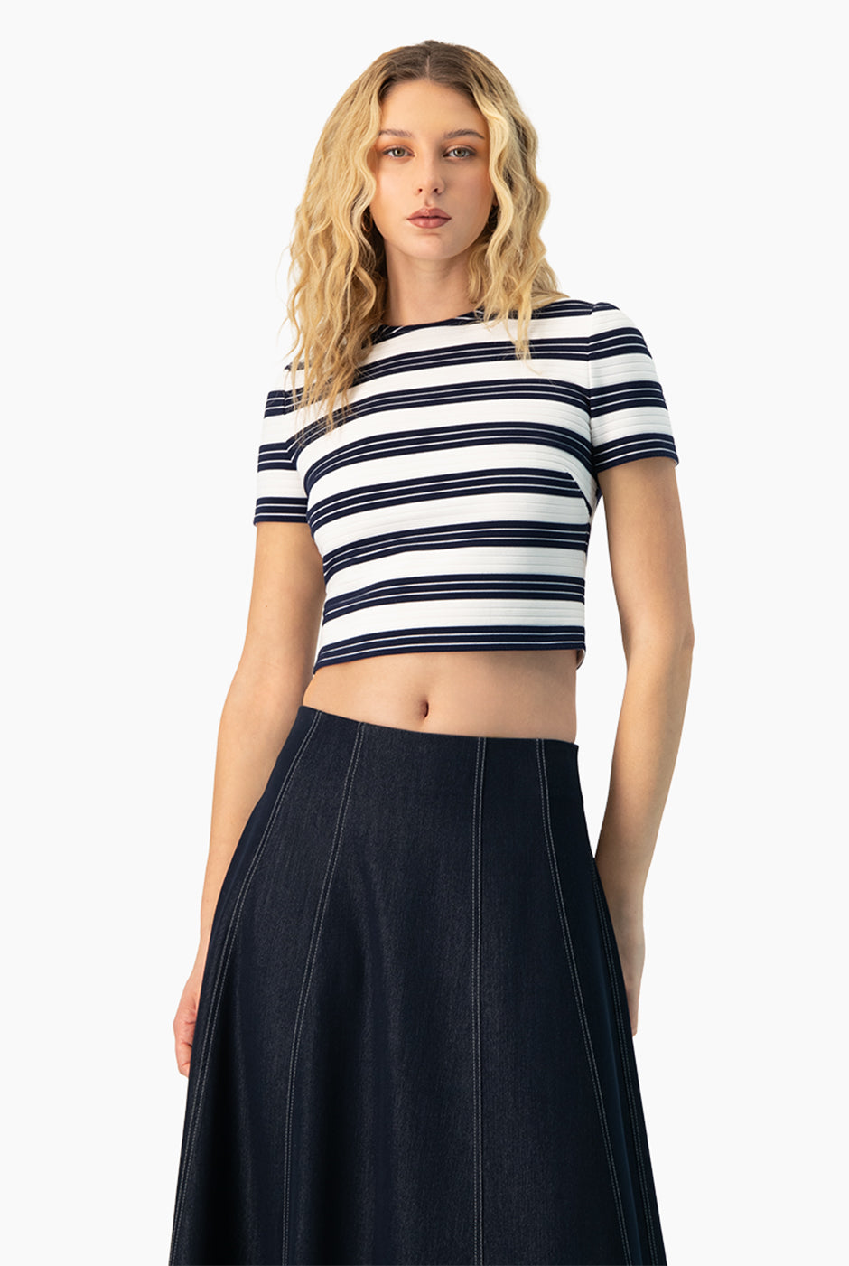 Blusa corta azul marino con estampado de rayas y cuello redondo