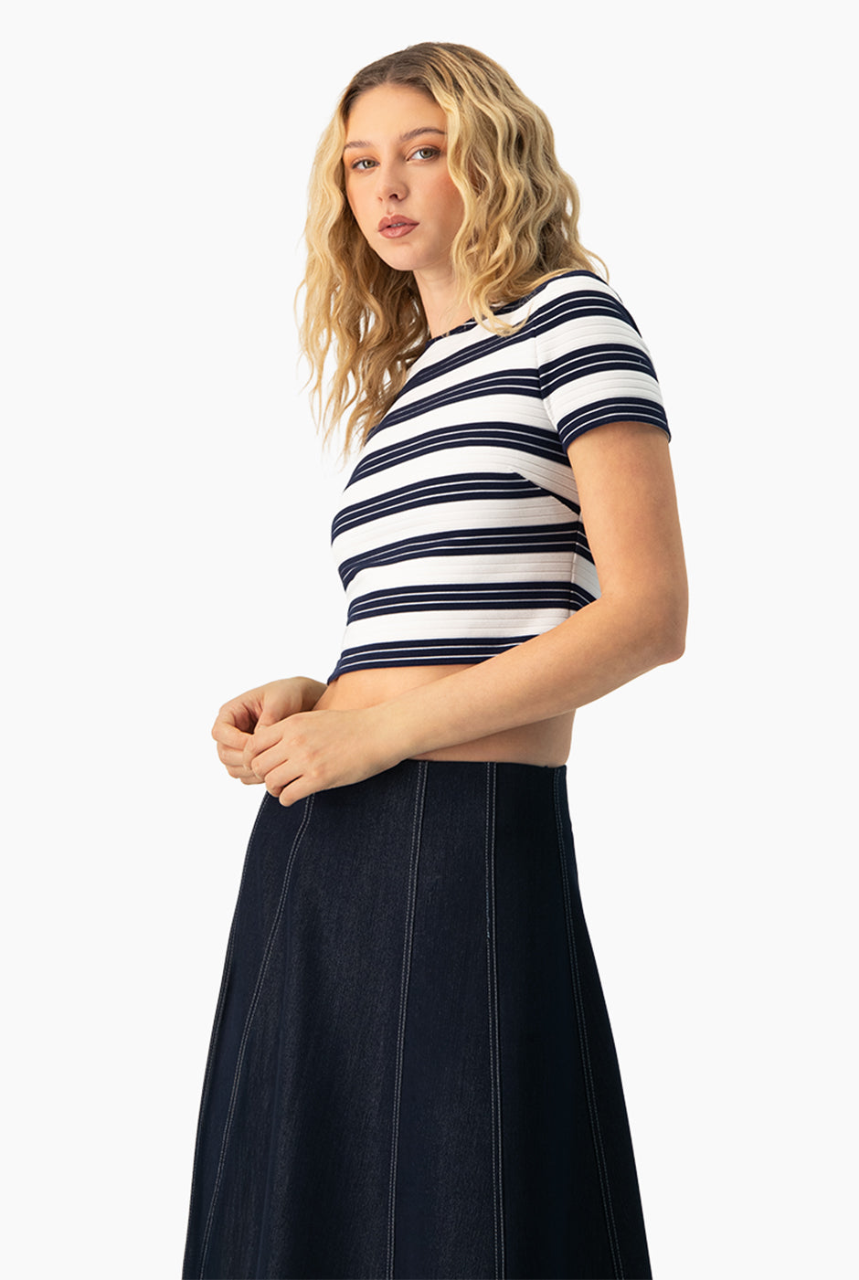 Blusa corta azul marino con estampado de rayas y cuello redondo