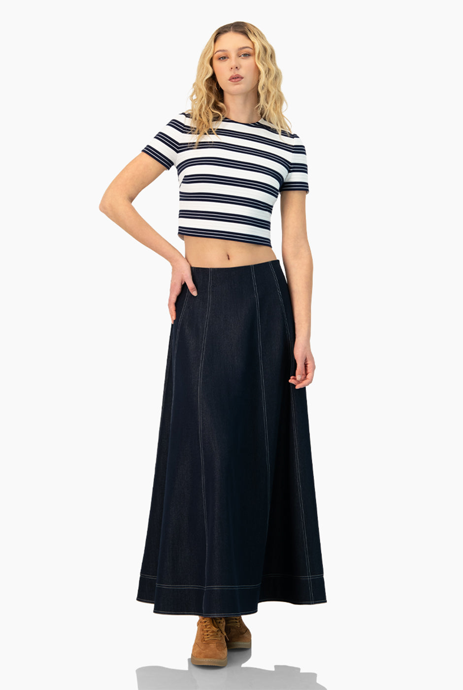 Blusa corta azul marino con estampado de rayas y cuello redondo