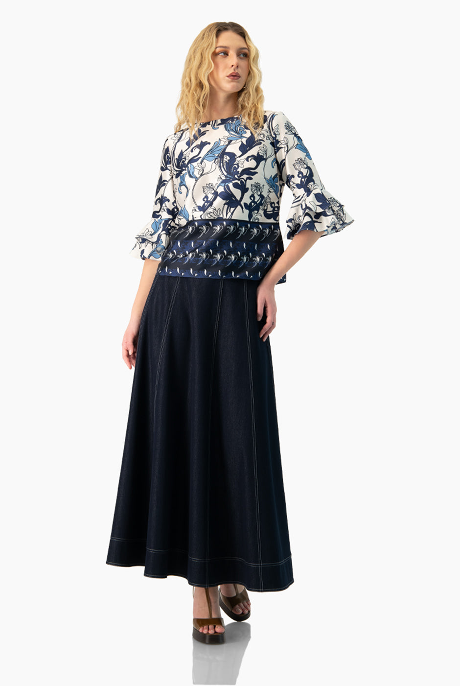 Blusa multicolor con mangas 3/4 y olanes, estampado floral