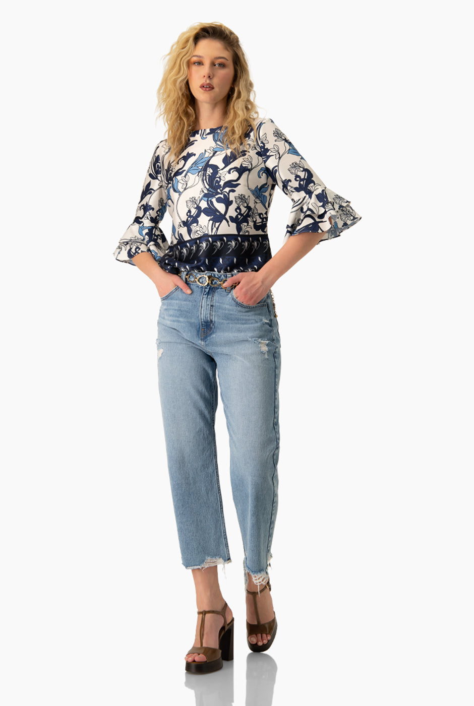 Blusa multicolor con mangas 3/4 y olanes, estampado floral