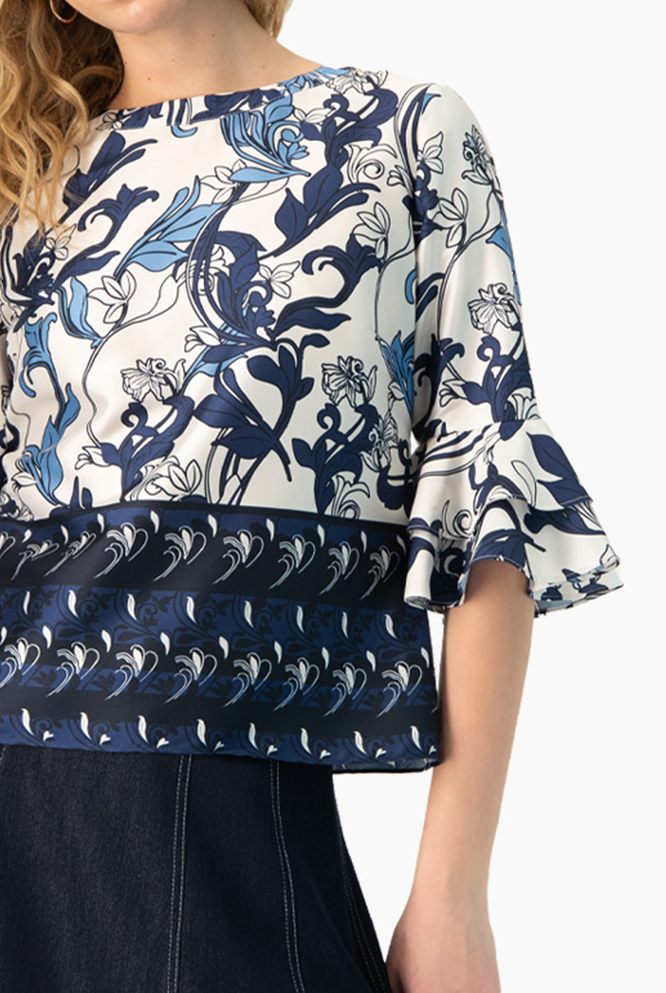 Blusa multicolor con mangas 3/4 y olanes, estampado floral