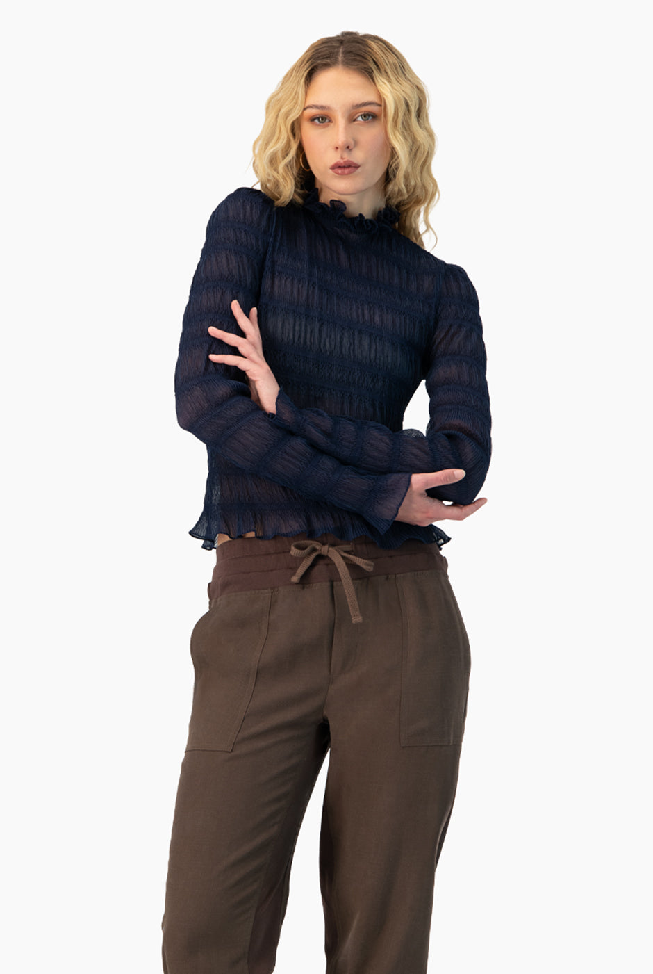 Blusa azul marino con cuello alto y olanes