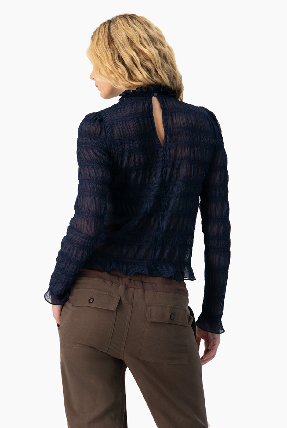 Blusa azul marino con cuello alto y olanes