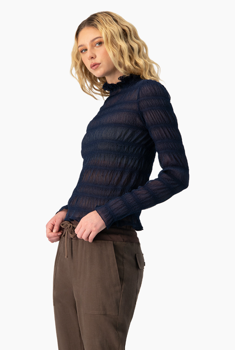 Blusa azul marino con cuello alto y olanes