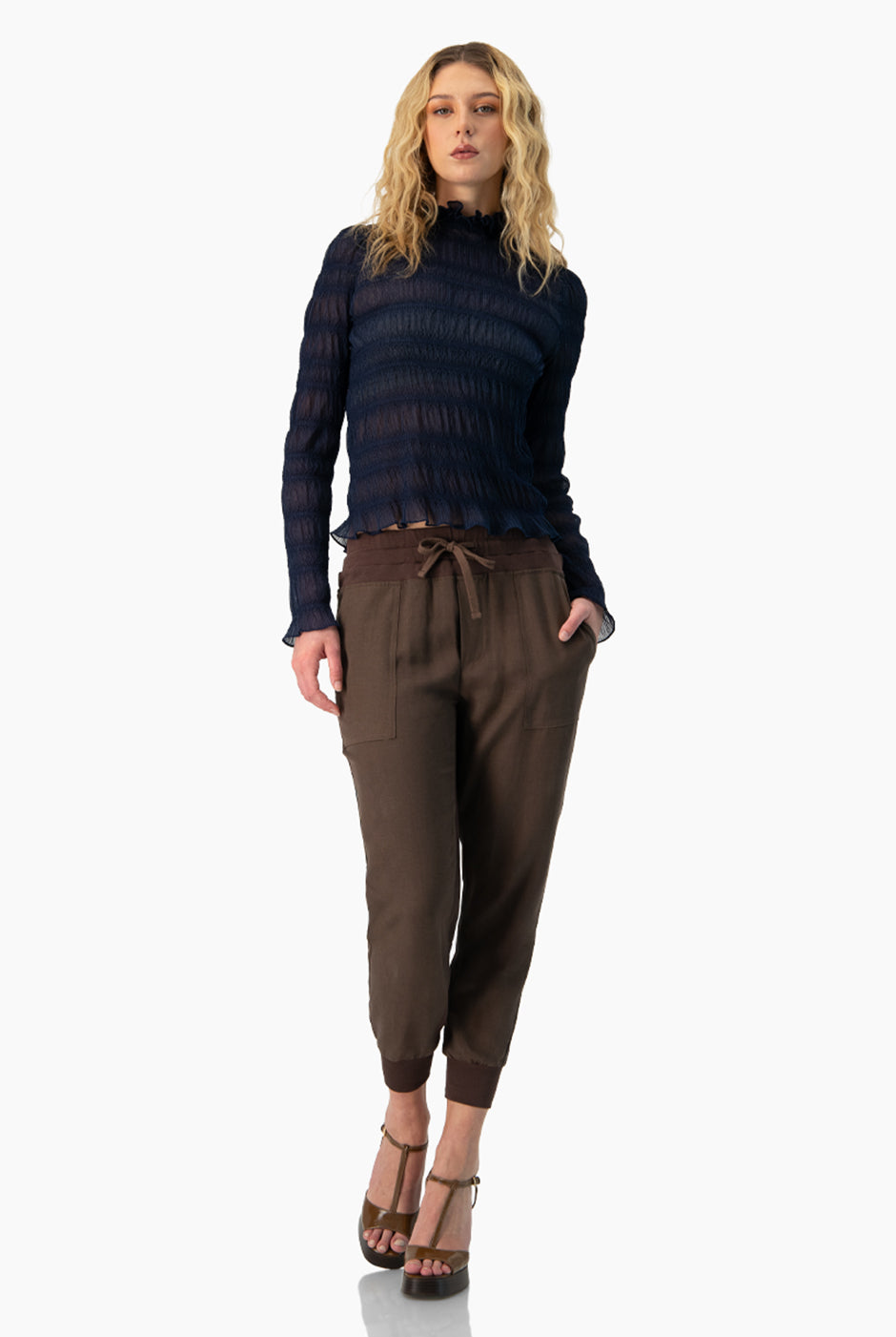 Blusa azul marino con cuello alto y olanes