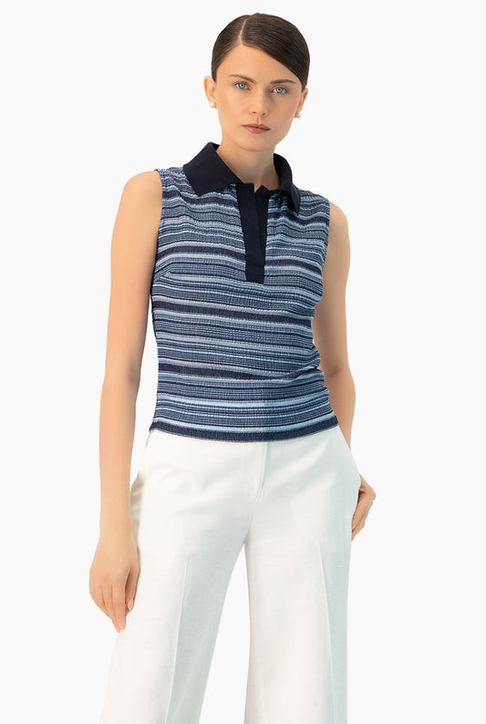 Blusa tejida azul sin mangas con cuello camisero y rayas horizontales