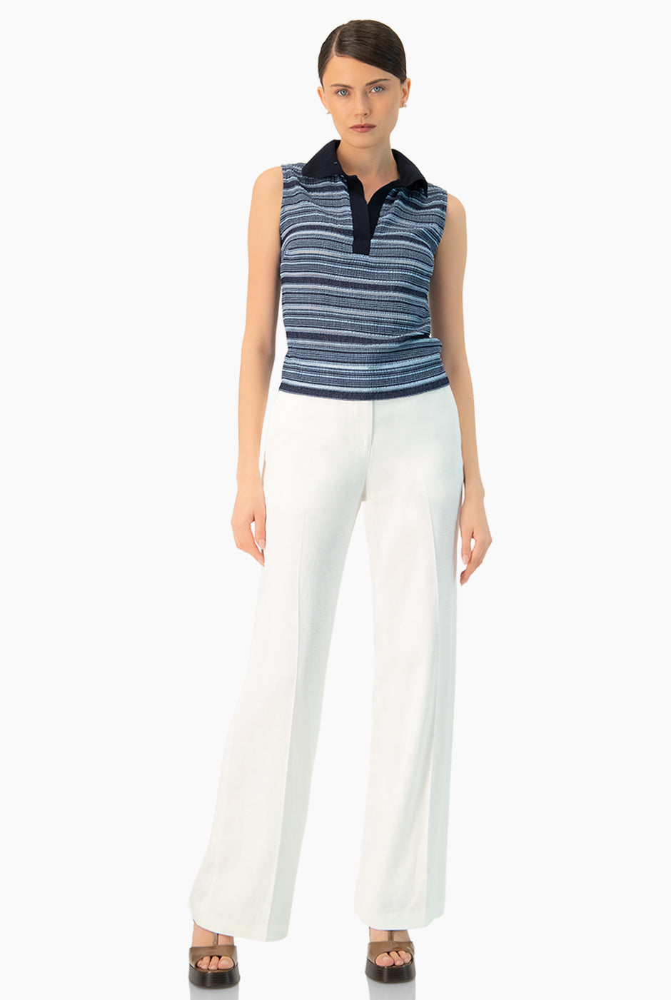 Blusa tejida azul sin mangas con cuello camisero y rayas horizontales