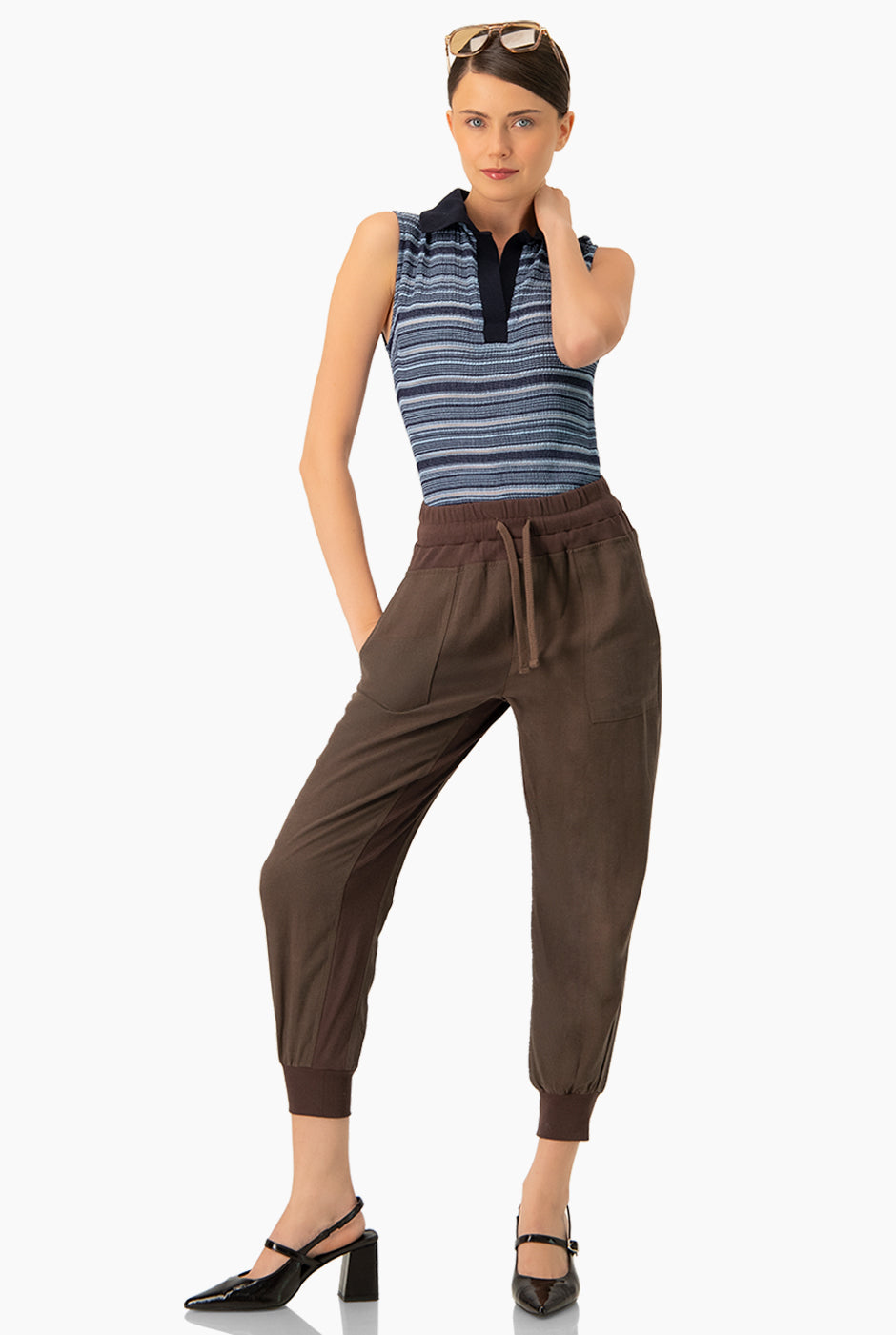 Blusa tejida azul sin mangas con cuello camisero y rayas horizontales