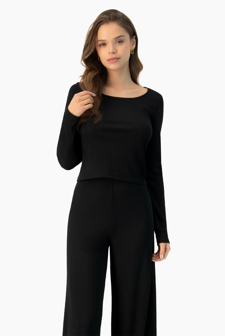 Top corto negro de manga larga y escote redondo, estilo casual.