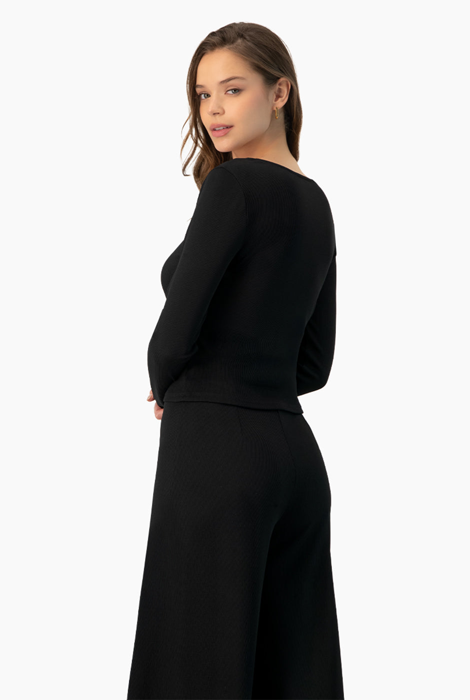 Top corto negro de manga larga y escote redondo, estilo casual.