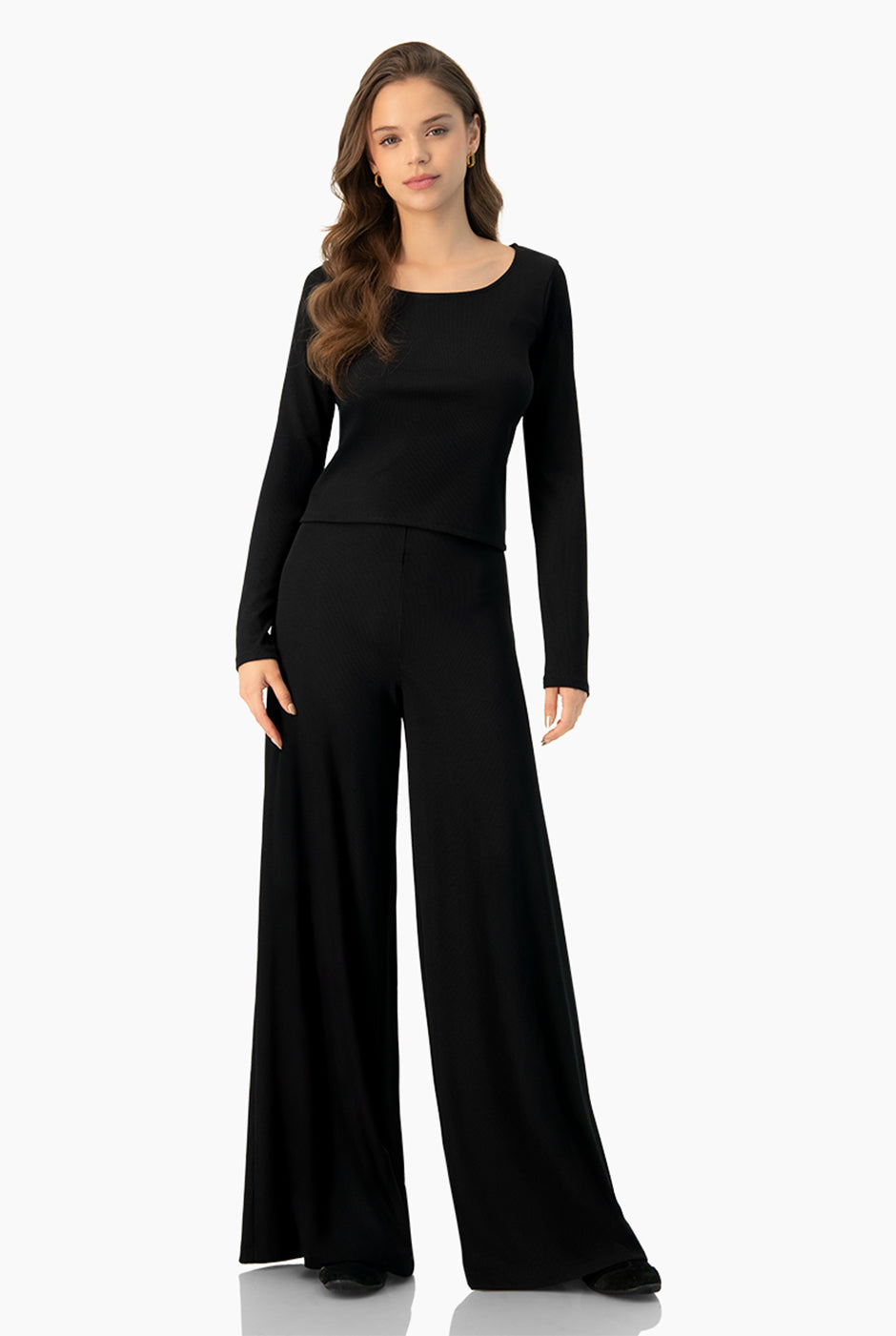 Top corto negro de manga larga y escote redondo, estilo casual.