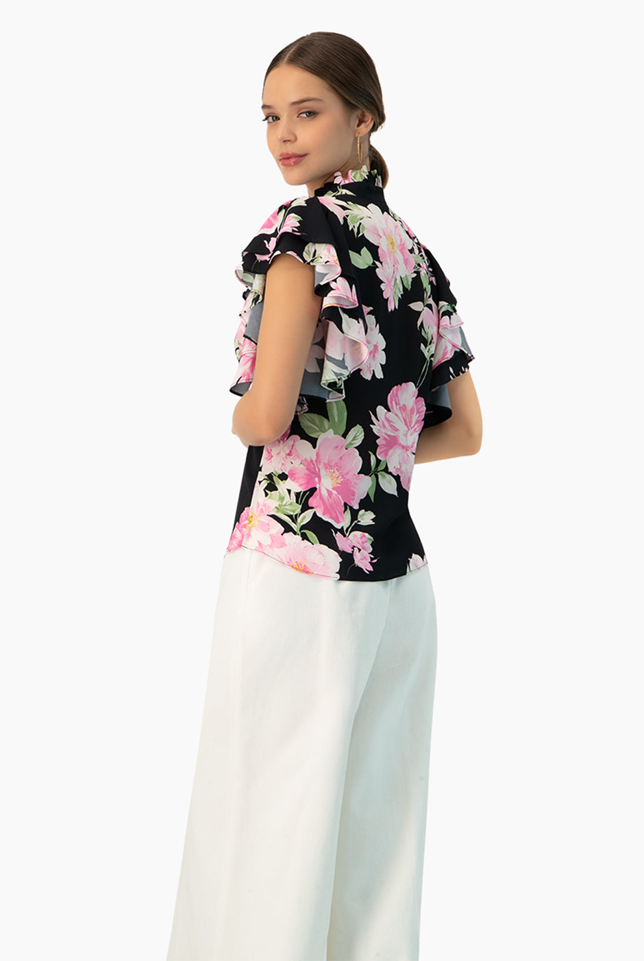 Blusa estampada floral con mangas volantes y cuello alto