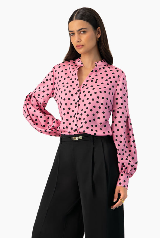 Blusa rosa de lunares con escote en V y cuello mao