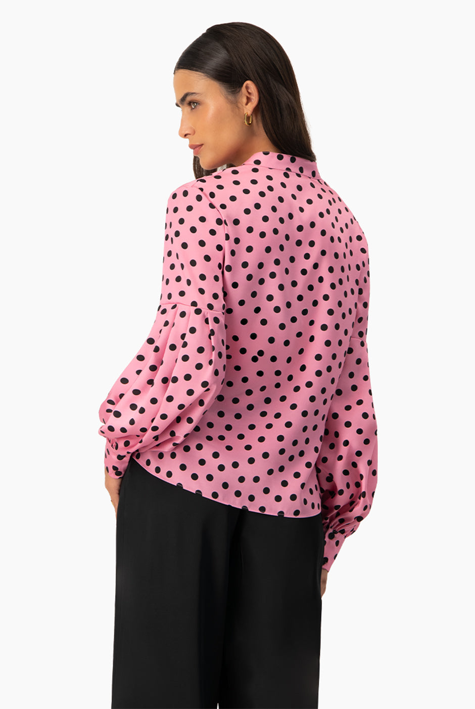 Blusa rosa de lunares con escote en V y cuello mao