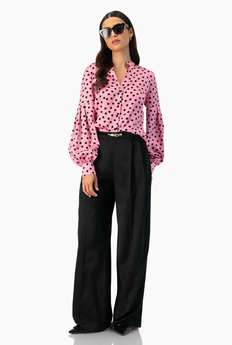 Blusa rosa de lunares con escote en V y cuello mao