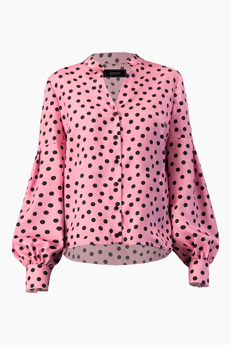 Blusa rosa de lunares con escote en V y cuello mao