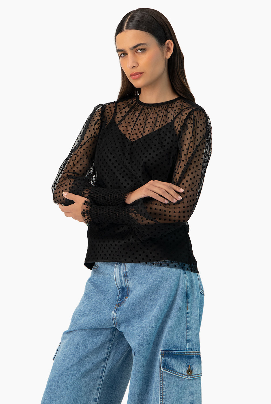 Blusa negra de lunares con mangas largas y smock