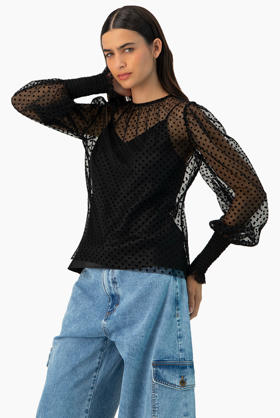 Blusa negra de lunares con mangas largas y smock